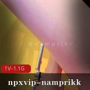 npxvip主播《namprikk》红裙吸N器时长25分S型身材道具狂P水